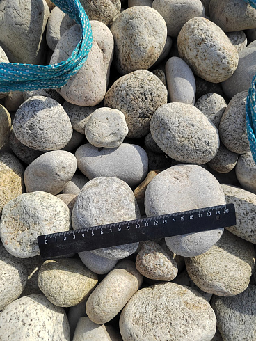 Kamenclub.ru: Галька речная окат (серо-белая) фр. 70-120 мм купить  в Оренбурге галька галечник бело-серая, серо-белая, серая, белая речная природная галька  8000 руб/т   фото КАМЕНЬ КЛУБ