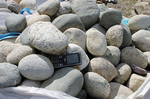 Kamenclub.ru: Речной валун (Ассорти) фр.100-300 мм.  купить в Оренбурге галечник серый, темно-серый, светло-серый речная галька крупных размеров 4200 руб/т   фото КАМЕНЬ КЛУБ