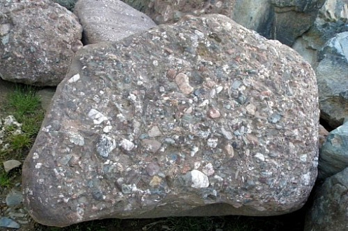 Kamenclub.ru: Конгломераты фр. 300-1000 мм.  купить в Оренбурге кварц мрамор диабаз коричневый, серый зеленоватый речной валун крупный 6500 руб/т   фото КАМЕНЬ КЛУБ