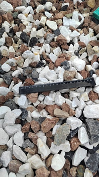 Kamenclub.ru: Мраморная крошка (щебень крошка микс : белый-черный-розовый) фр. 20-40 мм.  купить в Оренбурге мрамор белый, черный, розовый декоративная ландшафтная крошка 12000 руб/т   фото КАМЕНЬ КЛУБ