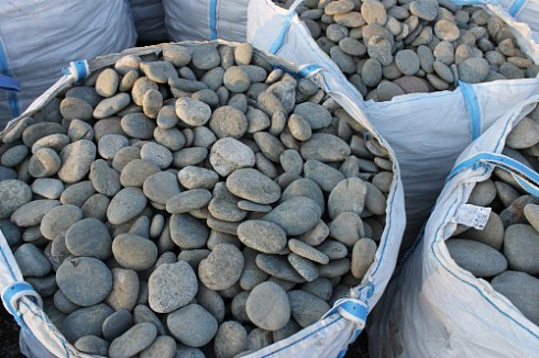 Kamenclub.ru: Галька речная плоская (ассорти) фр. 100-200-300 мм купить  в Оренбурге галька галечник природный серый, белый темно-серый синий рыжий светло-серый природная галька плоская крупная 8000 руб/т   фото КАМЕНЬ КЛУБ