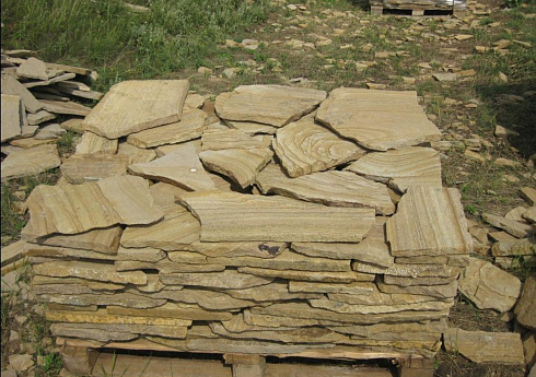 Kamenclub.ru: Песчаник пластушка желтый с разводом под дерево (2 см)  купить в Оренбурге плитняк желтый с разводами, желтый, рыжий, серый песчаник пластушка рваная ландшафтная 11 000 руб/м3   фото КАМЕНЬ КЛУБ