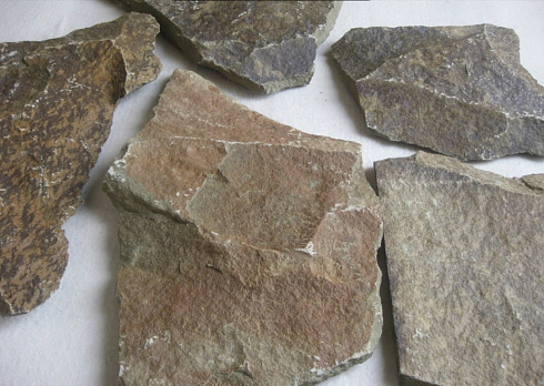 Kamenclub.ru: Песчаник пластушка "фонтанка" серо-зеленая (3,0-5,0 см)  купить в Оренбурге песчаник серо-зеленая колотые плитки облицовочные пластушки 11400 руб/м3   фото КАМЕНЬ КЛУБ