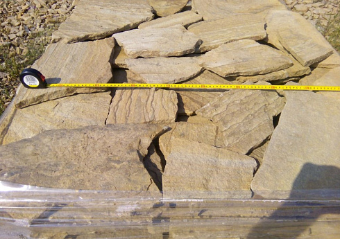 Kamenclub.ru: Песчаник пластушка желтый с разводом под дерево (2 см)  купить в Оренбурге плитняк желтый с разводами, желтый, рыжий, серый песчаник пластушка рваная ландшафтная 11 000 руб/м3   фото КАМЕНЬ КЛУБ