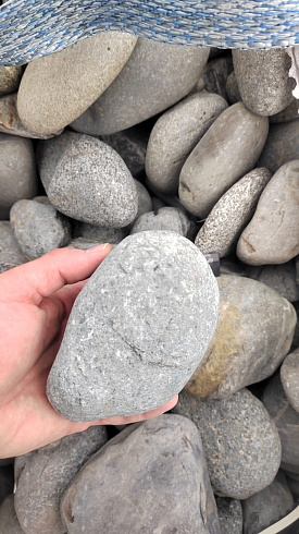 Kamenclub.ru: Галька речная окат (темно-серая) фр. 70-150 мм. купить  в Оренбурге галька речная темно-серая, синяя, серая речная галька округлая  8000 руб/т   фото КАМЕНЬ КЛУБ