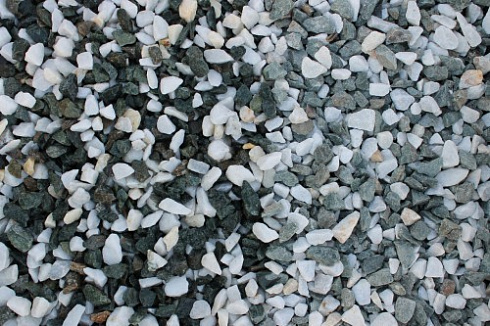 Kamenclub.ru: Мраморная крошка (щебень крошка микс: белый-зеленый) фр. 10-20 мм.  купить в Оренбурге мрамор белый, зеленый каменная ландшафтная декоративная крошка щебня 9500 руб/т   фото КАМЕНЬ КЛУБ