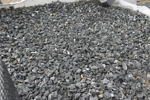 Kamenclub.ru: Щебень крошка черный (мрамор) фр. 20-40 мм.  купить в Оренбурге мрамор черный с белыми прожилками мраморная каменная крошка 11000 руб/т   фото КАМЕНЬ КЛУБ
