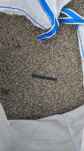 Kamenclub.ru: Галька речная окат (серая) фр.3-5 мм купить  в Оренбурге галька речная серая бежевый темно-серый окатанный речной камень округлый 9500 руб/т   фото КАМЕНЬ КЛУБ