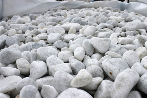 Kamenclub.ru: Мраморная крошка (щебень галтованный белый), фр.20-40 мм.  купить в Оренбурге мрамор белый бежевый молочный мраморный щебень декоративный 17000 руб/т   фото КАМЕНЬ КЛУБ