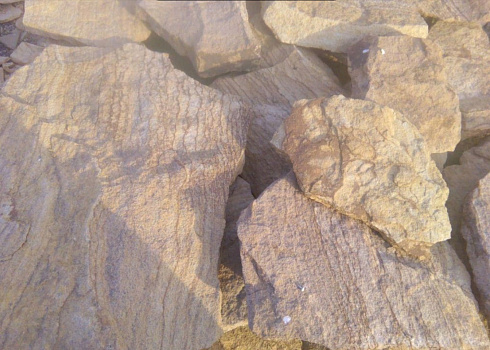 Kamenclub.ru: Песчаник пластушка "фонтанка" желтая (3,0 - 5,0 см)  купить в Оренбурге песчаник желтая, рыжий, желтый песчаник колотый рваный со сколом облицовочный 16200 руб/м3   фото КАМЕНЬ КЛУБ