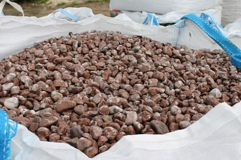 Kamenclub.ru: Мраморная крошка (щебень галтованный розовый) фр.10-20 мм.  купить в Оренбурге мрамор розовый, красный ландшафтный декоративный окатанный округлый щебень 15000 руб/т   фото КАМЕНЬ КЛУБ