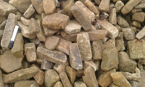 Kamenclub.ru: Песчаник для строительства и кладки блочный (фр 100-200 мм)  купить в Оренбурге песчаник бежевый серый рыжий валун мелкий для строительства песчаник 6500 руб/т   фото КАМЕНЬ КЛУБ