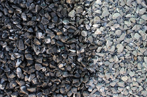 Kamenclub.ru: Щебень галтованный черный (мрамор) фр.10-20 мм.  купить в Оренбурге мрамор черный с белыми прожилками, черный, белый окатанный округлый ландшафтный декоративный щебень 15000 руб/т   фото КАМЕНЬ КЛУБ