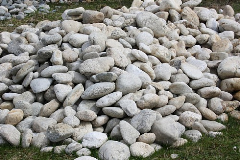 Kamenclub.ru: Бело-серый валунчик фр.100-300 мм.  купить в Оренбурге крупный камень для ландшафта серый, белый бело-серый валун крупная галька 4500 руб/т   фото КАМЕНЬ КЛУБ