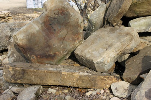 Kamenclub.ru: Песчаник плиты - плахи - пошаговые дорожки (фр. 70-150 мм)  купить в Оренбурге песчаник серый бежевый желтый зеленый колотый песчаник строительный 6500 руб/т   фото КАМЕНЬ КЛУБ