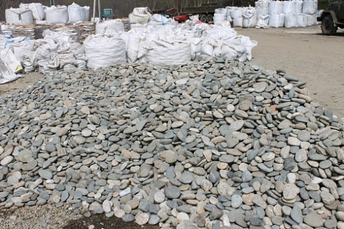 Kamenclub.ru: Галька речная плоская (ассорти) фр. 70-150 мм. купить  в Оренбурге галька галечник серый белый темно-серый синий светло-серый плоская природная галька  9000 руб/т   фото КАМЕНЬ КЛУБ