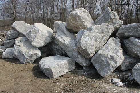 Kamenclub.ru: Мраморизированный известняк фр.500-1500 мм.  купить в Оренбурге    10000 руб/т   фото КАМЕНЬ КЛУБ