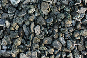 Kamenclub.ru: Щебень галтованный зеленый (змеевик) фр. 20-40 мм.  купить в Оренбурге мрамор зеленый, салатовый оголтованный щебень мраморный 12500 руб/т   фото КАМЕНЬ КЛУБ