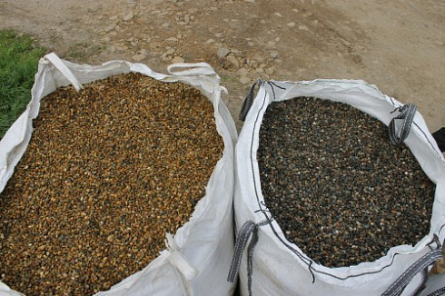 Kamenclub.ru: Галька окат (серо-желтая) фр.10-20 мм. купить  в Оренбурге галька серо-желтая, рыжая, серый речная окатанная округлая галька 5000 руб/т   фото КАМЕНЬ КЛУБ