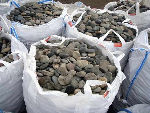 Kamenclub.ru: Галька речная плоская (ассорти) фр. 100-200-300 мм. купить  в Оренбурге галька плоская разноцветная серый белый темно-серый синий речная галька ландшафтная 8000 руб/т   фото КАМЕНЬ КЛУБ