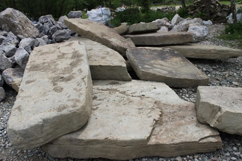 Kamenclub.ru: Песчаник плиты - плахи - пошаговые дорожки (фр. 70-150 мм)  купить в Оренбурге песчаник серый бежевый желтый зеленый колотый песчаник строительный 6500 руб/т   фото КАМЕНЬ КЛУБ