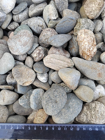 Kamenclub.ru: Галька речная окат (пестрая) фр. 20-40 мм. купить  в Оренбурге галька речная пестрая, серая, серые оттенки галька речная окатанная округлая 5000 руб/т   фото КАМЕНЬ КЛУБ