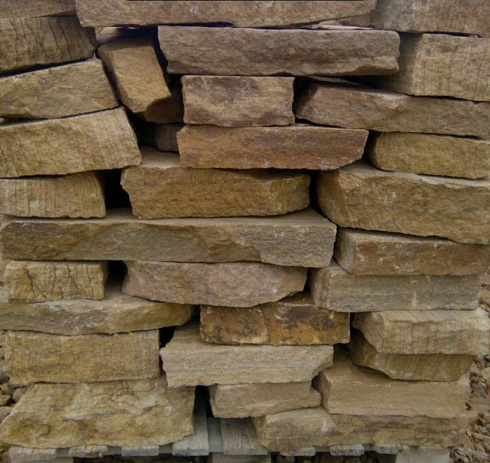 Kamenclub.ru: Песчаник пластушка желтый с рисунком (7-15 см)  купить в Оренбурге плитняк - пластушка - бут желтый песчаник 10200 руб/м3   фото КАМЕНЬ КЛУБ