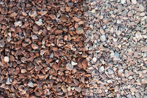 Kamenclub.ru: Мраморная крошка (щебень галтованный розовый) фр.10-20 мм.  купить в Оренбурге мрамор розовый, красный ландшафтный декоративный окатанный округлый щебень 15000 руб/т   фото КАМЕНЬ КЛУБ