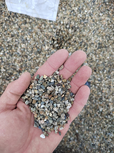 Kamenclub.ru: Галька речная окат (серая) фр.3-5 мм купить  в Оренбурге галька речная серая бежевый темно-серый окатанный речной камень округлый 9500 руб/т   фото КАМЕНЬ КЛУБ