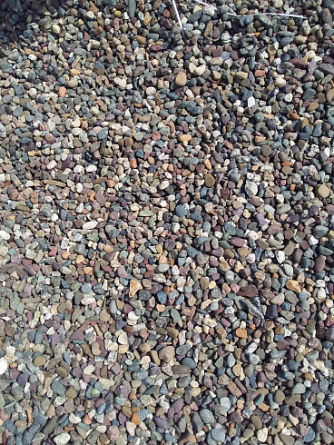 Kamenclub.ru: Галька речная окат цветная фр.5-10 мм. купить  в Оренбурге галька речная белый, серый, красноватый, синий, темно-серый речная окатанная галька декоративная 6800 руб/т   фото КАМЕНЬ КЛУБ