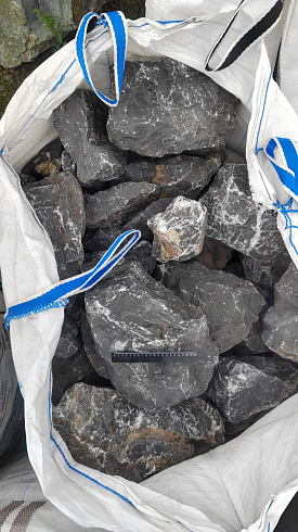 Kamenclub.ru: Черный мрамор скальник фр. 100-500 мм.  купить в Оренбурге мрамор черный белый серый крупный колотый валун ландшафтный 8500 руб/т   фото КАМЕНЬ КЛУБ