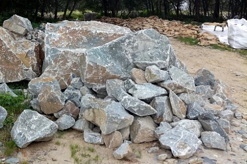 Kamenclub.ru: Гранит скальник (серо-зеленый) фр. 500-1500 мм.  купить в Оренбурге гранит мрамор  серый зеленый темно-серый глыба скальная колотая ландшафтная 7 500 руб/т   фото КАМЕНЬ КЛУБ