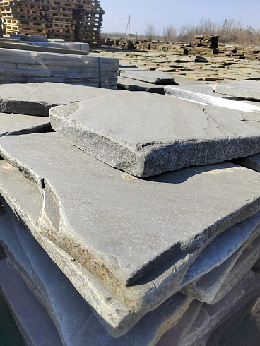 Kamenclub.ru: Песчаник пластушка светло-серый (4,0 - 6,0 см)  купить в Оренбурге плитняк - пластушка светло-серый песчаник 12600 руб/м3   фото КАМЕНЬ КЛУБ