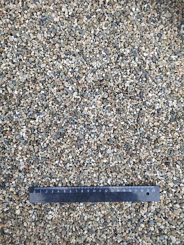 Kamenclub.ru: Галька речная окат (серая) фр.3-5 мм купить  в Оренбурге галька речная серая бежевый темно-серый окатанный речной камень округлый 9500 руб/т   фото КАМЕНЬ КЛУБ