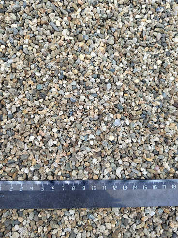 Kamenclub.ru: Галька речная окат (серая) фр.3-5 мм купить  в Оренбурге галька речная серая бежевый темно-серый окатанный речной камень округлый 9500 руб/т   фото КАМЕНЬ КЛУБ