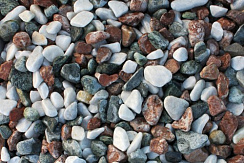 Kamenclub.ru: Мраморная крошка (щебень галтованный микс:белый-черный-розовый) фр.40-70 мм.  купить в Оренбурге мрамор белый, черный розовый декоративный щебень галтованный 15500 руб/т   фото КАМЕНЬ КЛУБ
