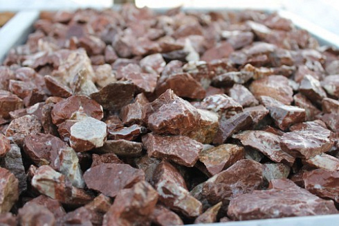 Kamenclub.ru: Мраморная крошка (щебень крошка розовый) фр. 20-40 мм.  купить в Оренбурге мрамор розовый, красный мраморная крошка декоративная 11000 руб/т   фото КАМЕНЬ КЛУБ