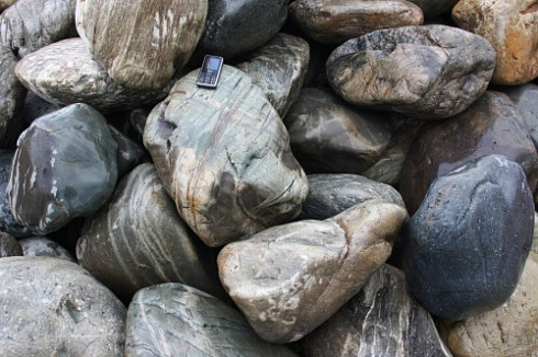 Kamenclub.ru: Речной валун Кабанчик фр.300-500 мм.  купить в Оренбурге крупный природный камень галька серый, темно-серый речной валун галечник масштабный 7000 руб/т   фото КАМЕНЬ КЛУБ