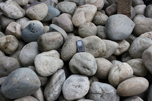 Kamenclub.ru: Темно-серый валунчик фр.100-300 мм.  купить в Оренбурге крупный природный камень серый, темно-серый, светло-серый речная галька большого размера окатанная 4500 руб/т   фото КАМЕНЬ КЛУБ