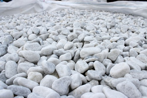 Kamenclub.ru: Мраморная крошка (щебень галтованный белый) фр.10-20 мм.  купить в Оренбурге мрамор белый, молочный, айвори окатанный округлый декоративный ландшафтный щебень 17000 руб/т   фото КАМЕНЬ КЛУБ