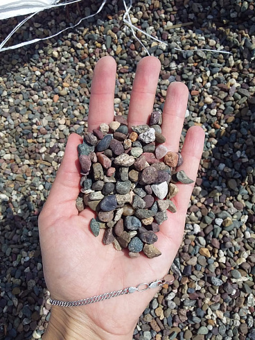 Kamenclub.ru: Галька речная окат цветная фр.5-10 мм. купить  в Оренбурге галька речная белый, серый, красноватый, синий, темно-серый речная окатанная галька декоративная 6800 руб/т   фото КАМЕНЬ КЛУБ