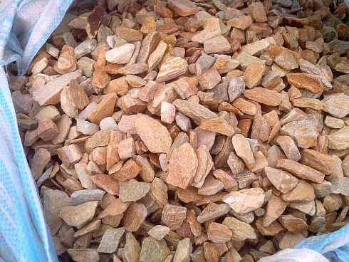 Kamenclub.ru: Щебень крошка желтый (ЗЛАТОЛИТ) фр. 5-10 мм.  купить в Оренбурге мрамор золотистый, бежевый, желтый каменная ландшафтная декоративная крошка здатолита 8500 руб/т   фото КАМЕНЬ КЛУБ