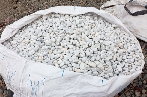 Kamenclub.ru: Мраморная крошка (щебень галтованный белый), фр.20-40 мм.  купить в Оренбурге мрамор белый бежевый молочный мраморный щебень декоративный 17000 руб/т   фото КАМЕНЬ КЛУБ