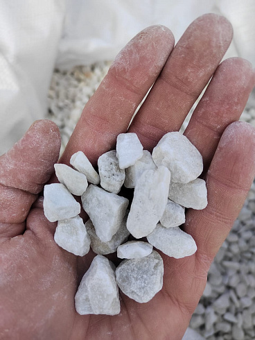 Kamenclub.ru: Мраморная крошка, щебень, цвет-белый, фр. 10-20 мм.  купить в Оренбурге мрамор белый, молочный айвори каменная ландшафтная декоративная крошка шебня 12000 руб/т   фото КАМЕНЬ КЛУБ