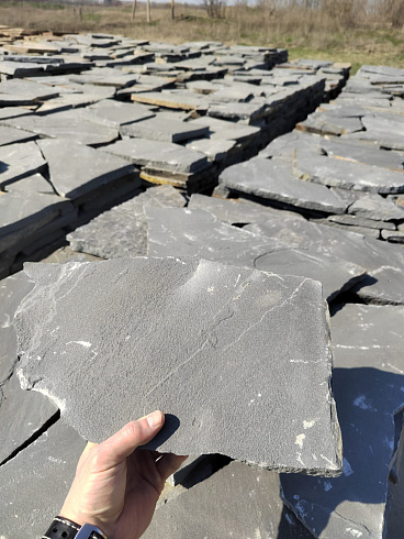 Kamenclub.ru: Песчаник пластушка светло-серый (2,0 см)  купить в Оренбурге плитняк- ластушка светло-серый, серый рваный ландшафтный плитняк колотый 13800 руб/м3   фото КАМЕНЬ КЛУБ