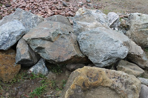 Kamenclub.ru: Змеевик скальник фр. 500-1500 мм.  купить в Оренбурге змеевик зеленый серый черный глыба скальная колотая 7500 руб/т   фото КАМЕНЬ КЛУБ