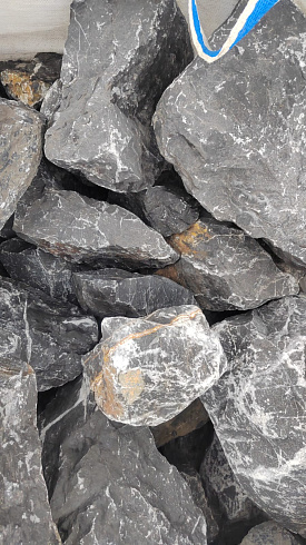 Kamenclub.ru: Черный мрамор скальник фр. 100-500 мм.  купить в Оренбурге мрамор черный белый серый крупный колотый валун ландшафтный 8500 руб/т   фото КАМЕНЬ КЛУБ