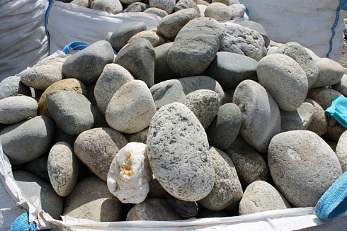 Kamenclub.ru: Речной валун (Ассорти) фр.100-300 мм.  купить в Оренбурге галечник серый, темно-серый, светло-серый речная галька крупных размеров 4200 руб/т   фото КАМЕНЬ КЛУБ