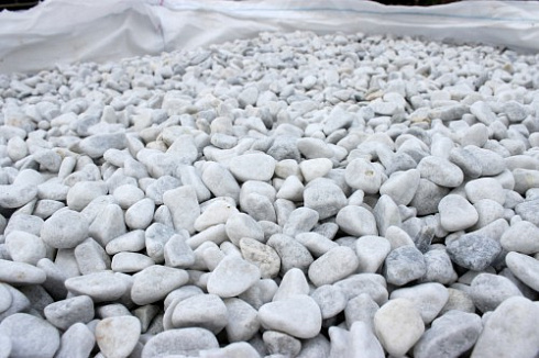 Kamenclub.ru: Мраморная крошка (щебень галтованный белый) фр.10-20 мм.  купить в Оренбурге мрамор белый, молочный, айвори окатанный округлый декоративный ландшафтный щебень 17000 руб/т   фото КАМЕНЬ КЛУБ