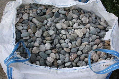 Kamenclub.ru: Галька речная окат (ассорти) фр. 50-100 мм. купить  в Оренбурге галька природная округлая серая белая черная серая коричневая синяя галька речная окатанная округлая 6200 руб/т   фото КАМЕНЬ КЛУБ
